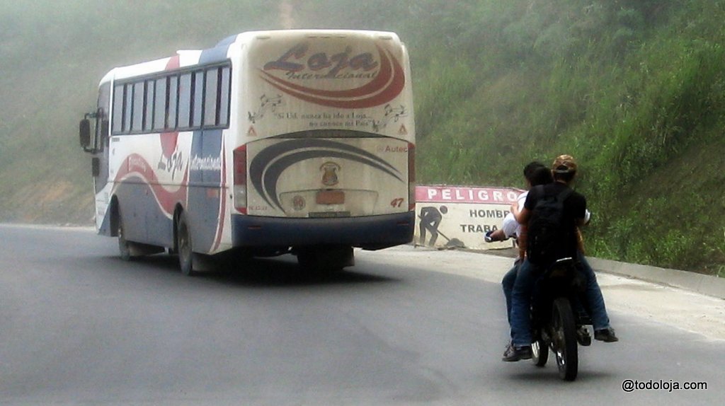 Recorriendo la provincia de Loja 
          Con el bus es mejor !!