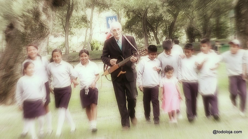 Gringo al SUR 
          Cantando con los alumnos de la escuela en Loja Ecuador